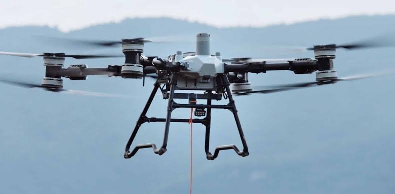rn-image_picker_lib_temp_4c0285e5-77d2-4fe9-b2a3-53385fd8af84.jpg DJI Agras T100 Heavy Lift Combo Kit – Single Lift System (220 lb Capacity) Ready-to Lift Package (FlyCart) - Image 1